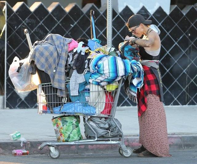 Ünlü model Loni Willison ön dişleri dökük yine çöp toplarken görüntülendi - Resim: 37